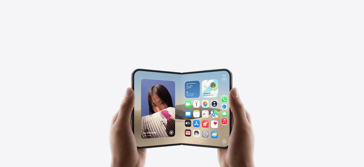 iPhone Duo, dos manos lo sostienen en posición horizontal, desplegado, la pantalla interior muestra la pantalla de inicio