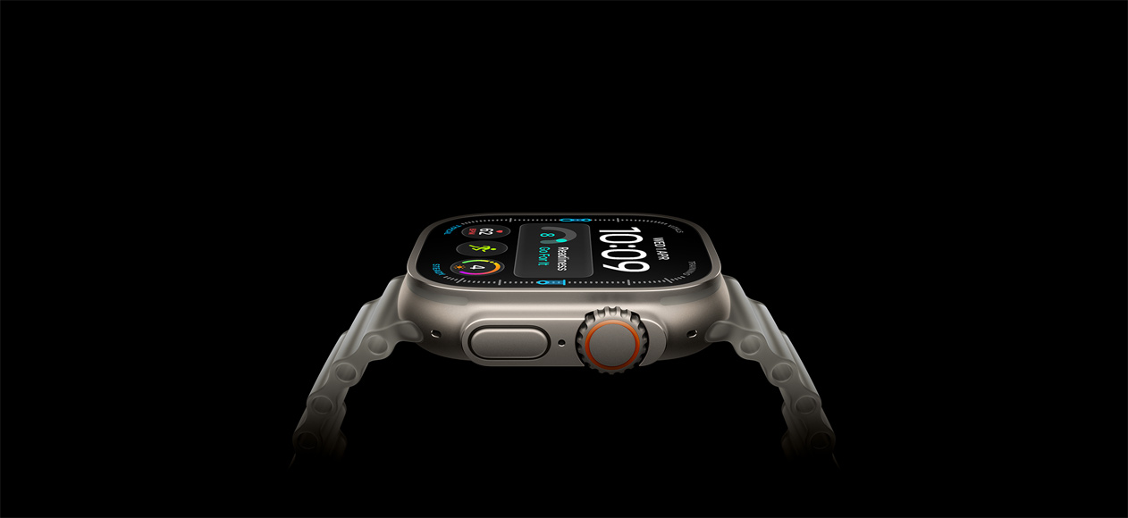 Apple Watch Ultra 4, natúr színű titántok, jobb oldali nézet, Digital Crown, megemelt oldalsó gomb, digitális számlap, áttetsző szürke Óceán szíj