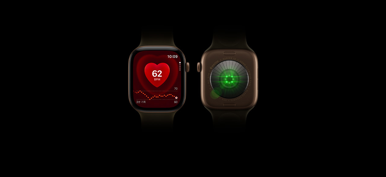 두 대의 Apple Watch Series 12 기기, 알루미늄 케이스, 다크 브론즈 색상, 올리브 스포츠 밴드, 하나는 심박수 앱이 표시된 시계 앞면을, 하나는 녹색 LED 조명이 빛나는 건강 감지 시스템을 갖춘 시계 후면을 보여줍니다.