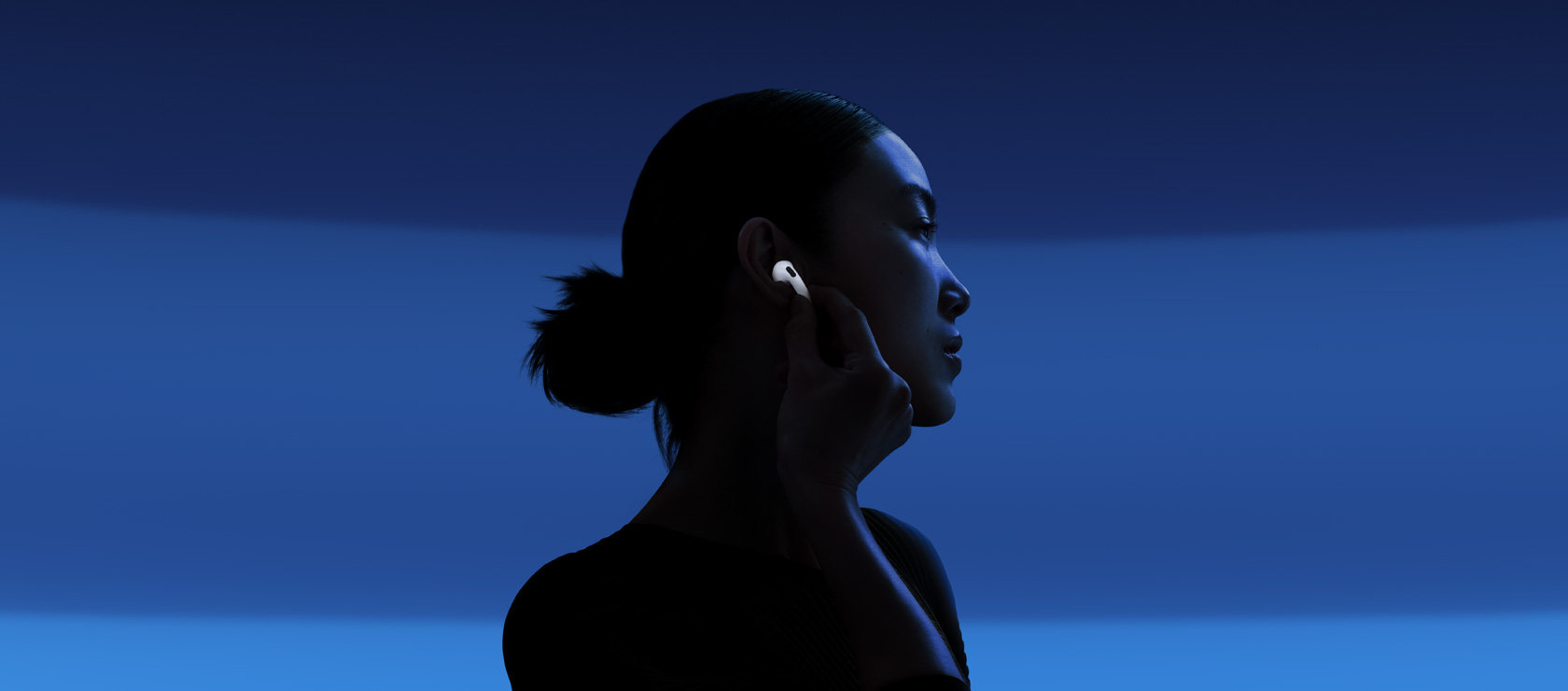 En person aktiverer Aktiv støjreduktion ved at røre ved staven på AirPods 5