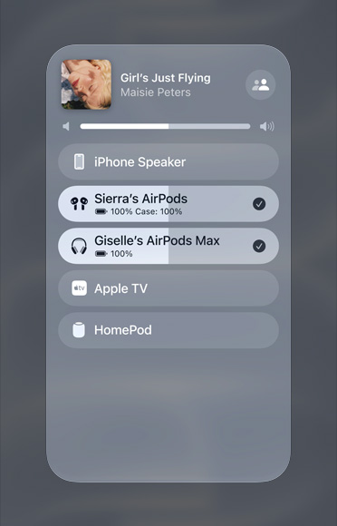 Billede af en sang i Apple Music, der afspilles på to forskellige sæt AirPods.