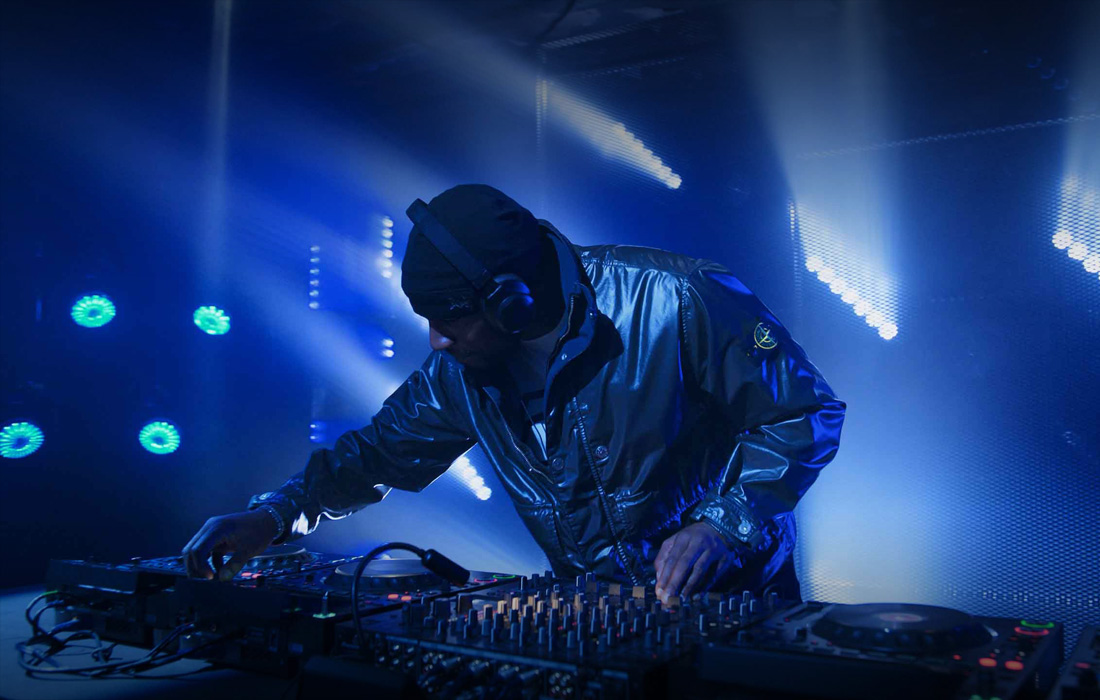 En dj som spelar musik på en livekonsert.
