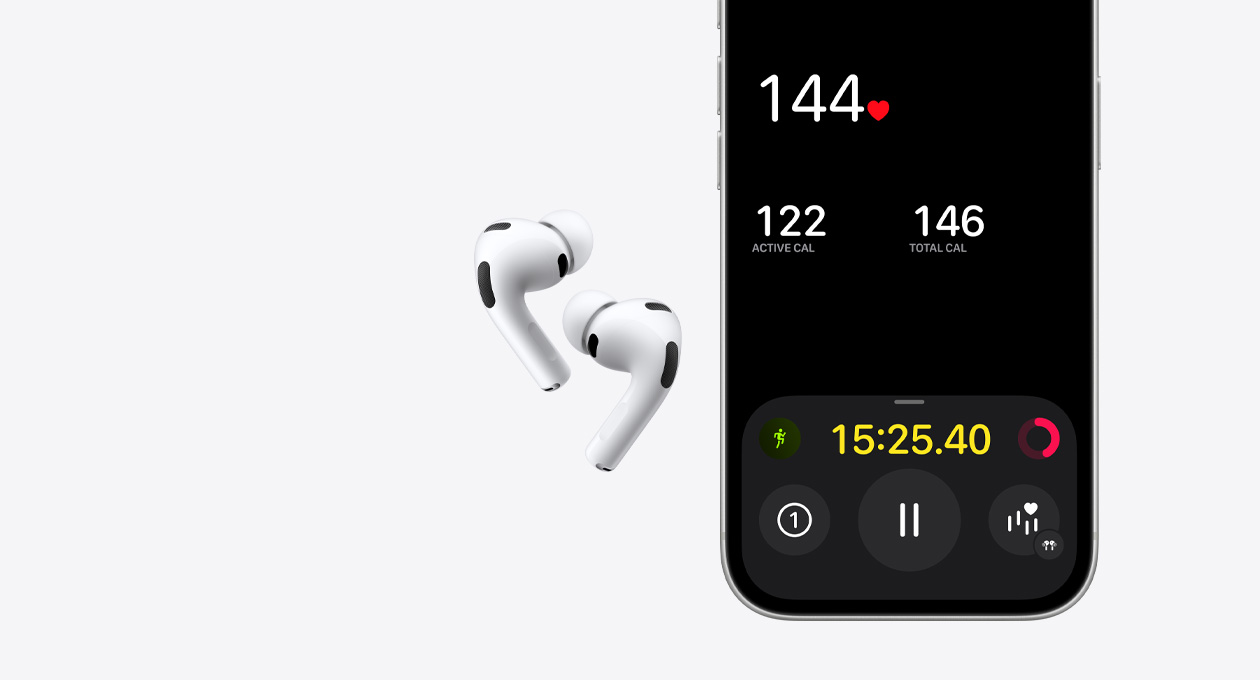 Hvite AirPods Pro 3 vises ved siden av den nedre delen av en iPhone 17 Pro. På iPhone-skjermen vises en pulsmåling i Mosjon-appen.