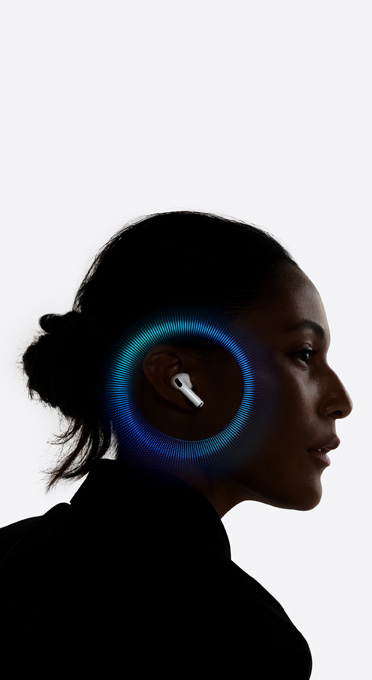 Iemand met AirPods Pro 3 in; rondom het oor zijn geluidsgolven afgebeeld