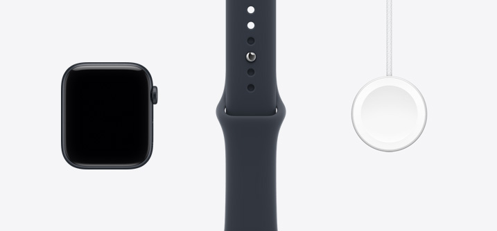 Apple Watch SE 3の前面の外観。ミッドナイト（ブラック）のアルミニウムケース、エッジからエッジまで広がるディスプレイ、Digital Crown、ブラックのスポーツバンド、Apple Watch磁気高速充電 - USB-Cケーブル