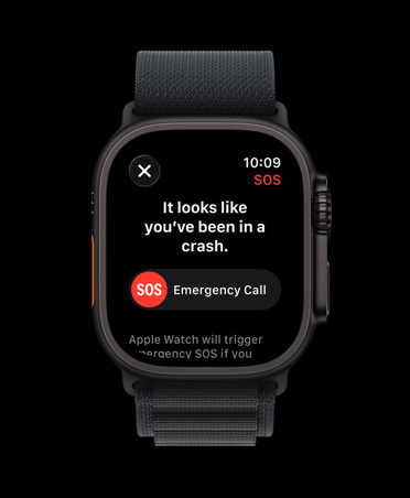 Apple Watch Ultra 3 med urkasse i sort titanium, notifikation fra Faldregistrering, knap til nødopkald og sort Apline Loop