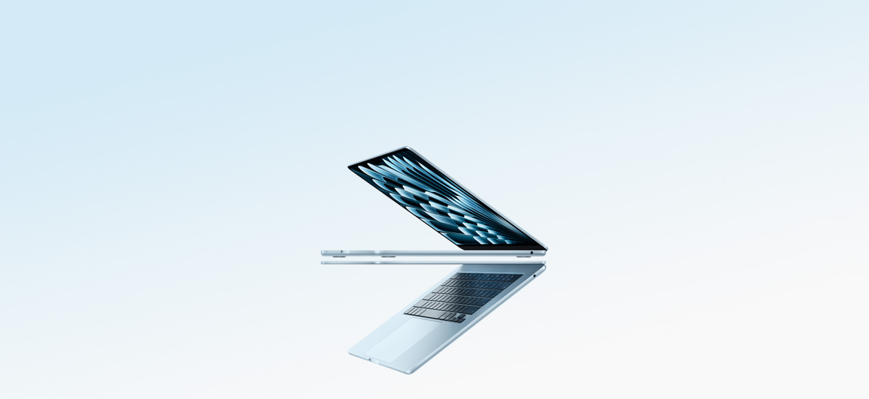 Dwa otwarte laptopy MacBook Air w kolorze błękitnym tworzące kształt strzałki, co podkreśla ich smukłe profile