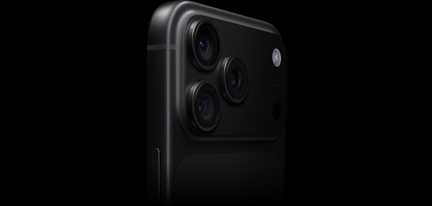 Schrägansicht eines iPhone 18 Pro in Schwarz, Teilansicht der Rückseite, Fokus auf das Pro Fusion Kamera-System