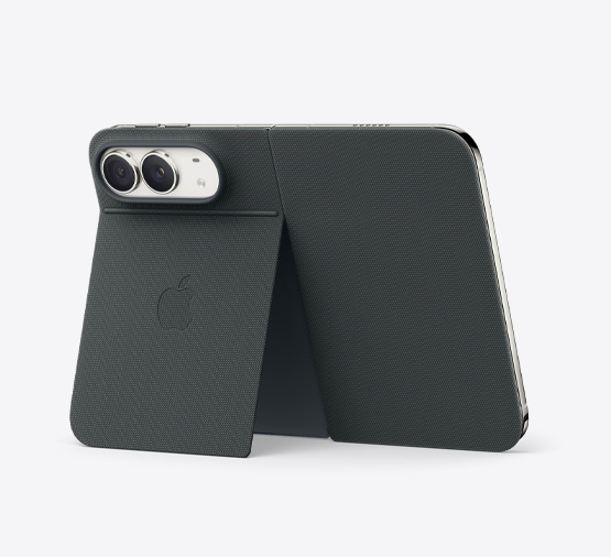 iPhone Duo, Farbe Sternenweiß, aufgestellt mit dem Folio mit Standfuß in Navyblau, vollständig geöffnet im Querformat, Rückseite mit den 48 MP Dual Fusion Rückkameras, zwei Objektive