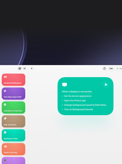 L’app Raccourcis affichée sur un Mac, instructions pour exécuter certaines tâches liées à la connexion d’un écran
